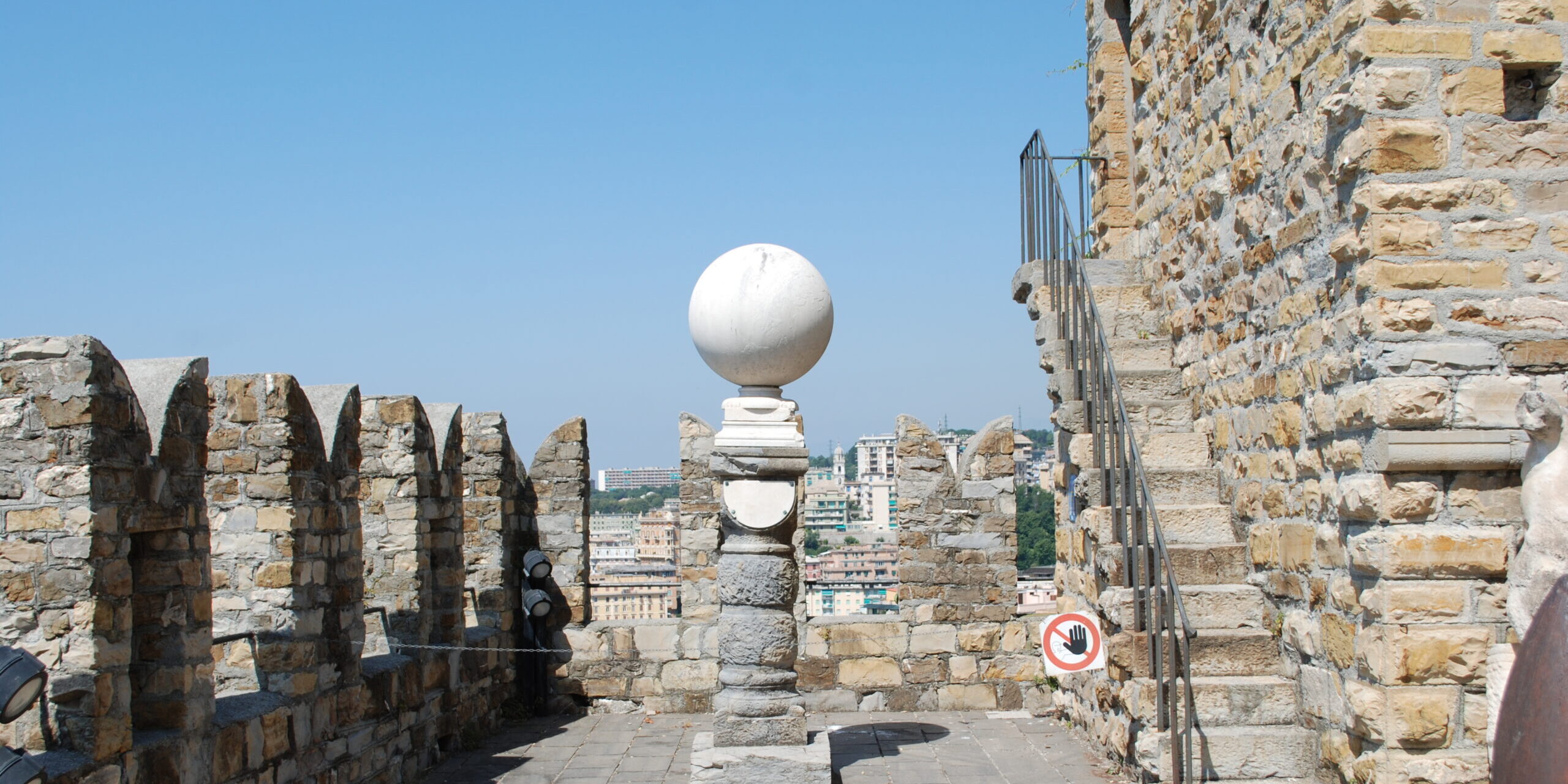 Dal restauro della meridiana globulare del Castello D’Albertis ai laboratori per conoscere la cartografia