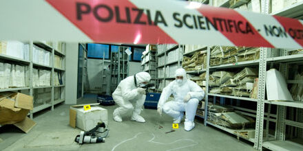 Analisi della scena del crimine durante un sopralluogo di Polizia Scientifica